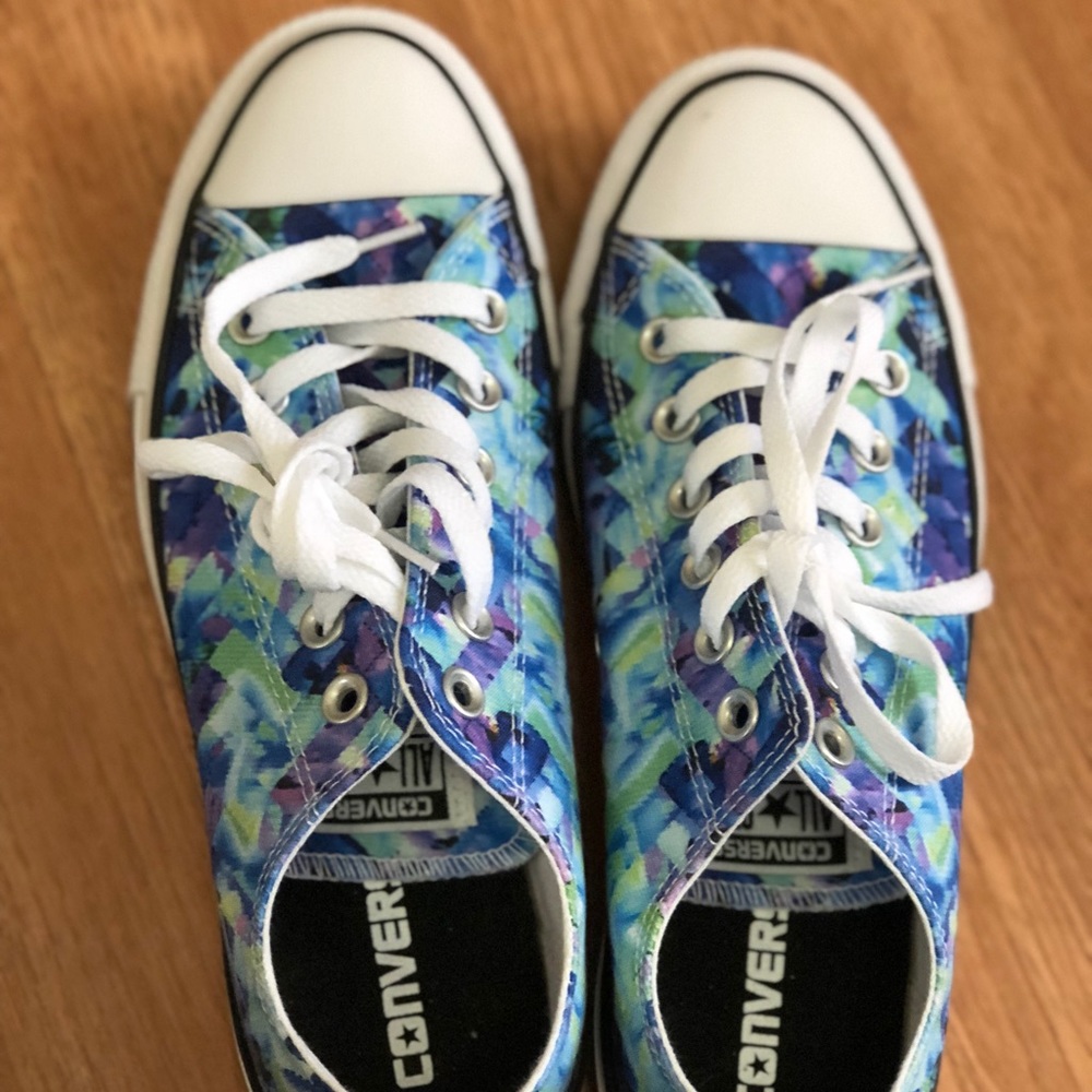 *BRAND NEW* Women’s Converse Chucks